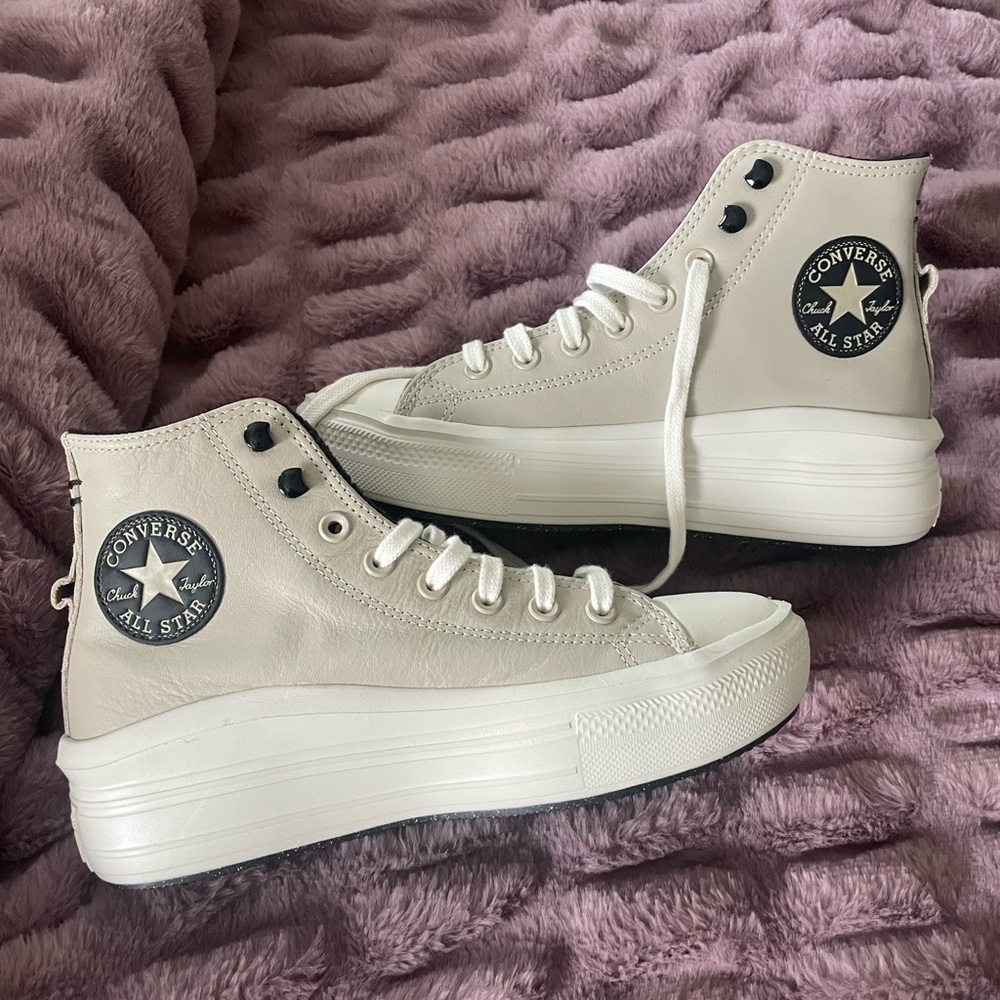 BNWT Women’s Tan/beige Converse